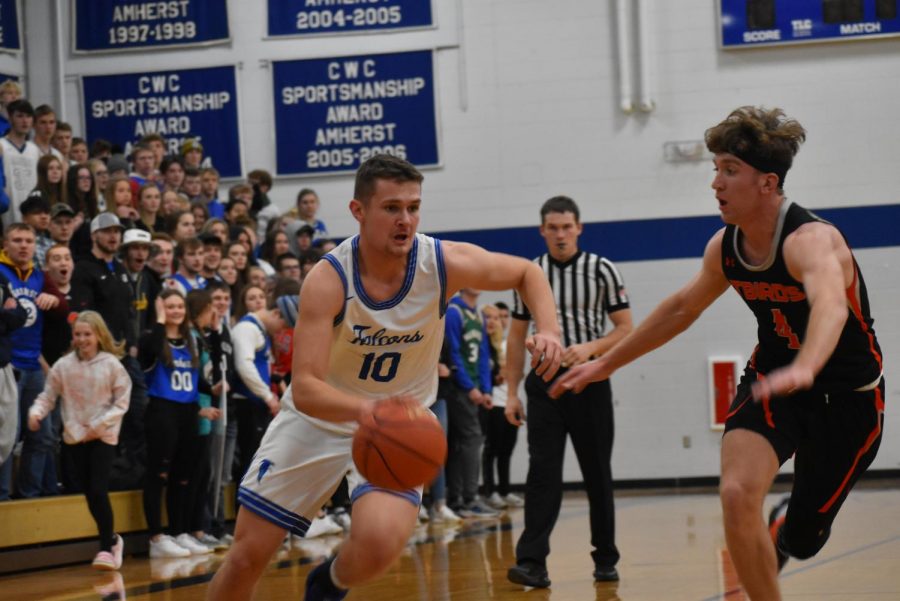 Iola+clips+Falcons+in+varsity+hoops
