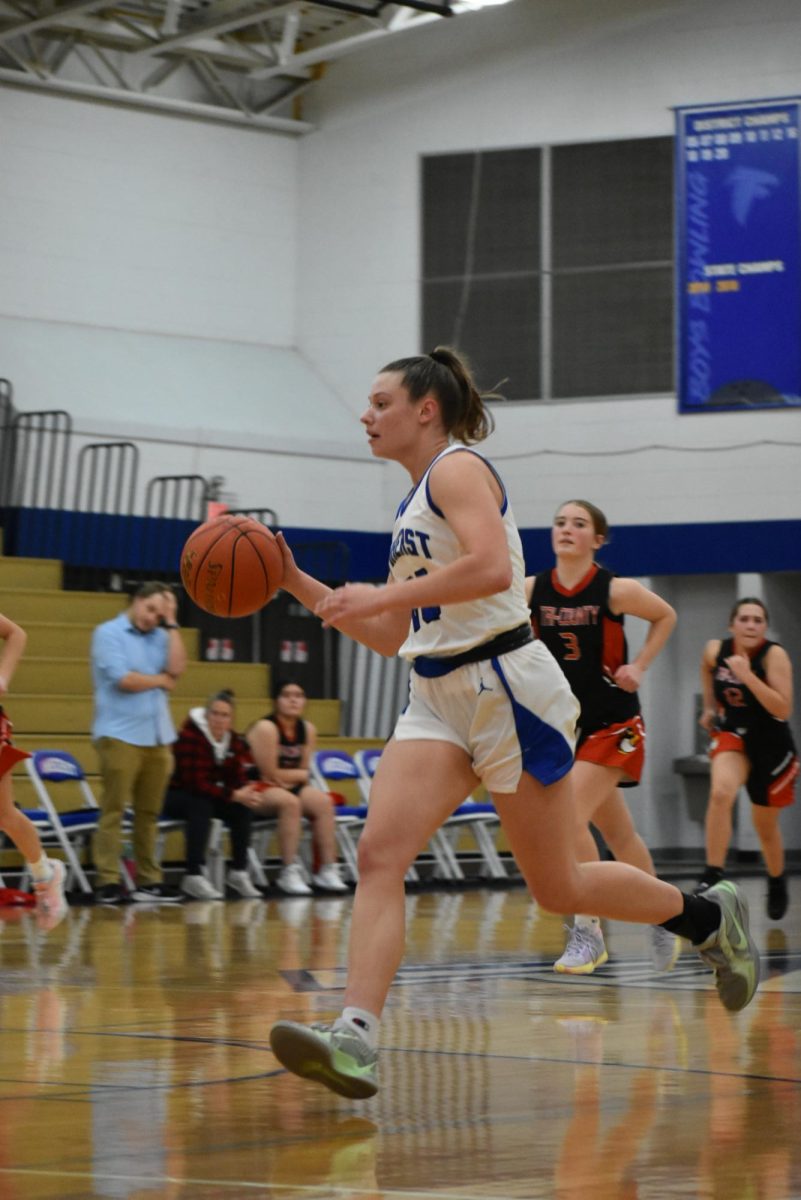 PHOTO BOMB: Girls Hit the Floor for Pre-Season Scrimmage